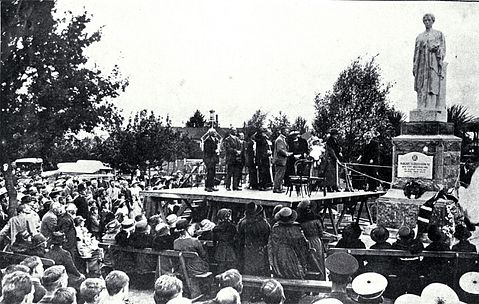 Cruickshank_memorial,_1923