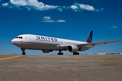 Jefferies Cuts United Airlines (UAL) Target to $148, Sees Strong Travel Demand