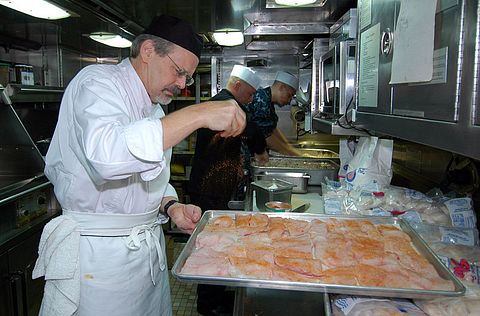 Flickr_-_Official_U.S._Navy_Imagery_-_Visiting_chef_cooks_for_Sailors.