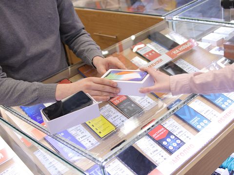 DA Davidson Reiterates Best Buy's Buy Rating Cuts Price Target on Tariff and Policy Changes Concerns