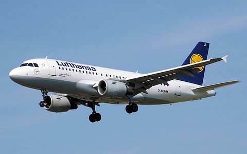800px-Lufthansa.a319-100.d-aili.arp