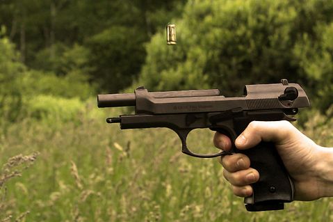 gun-449783_1280