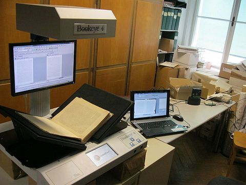 800px-Glamprojekt_-_Bookscanning_-_BDA_Hofburg_Vienna_05