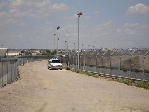 800px-US-Mexico_border_fence