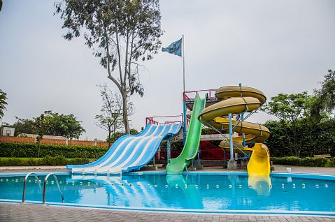 15 Best Indoor and Outdoor Water Parks in and Around New York City