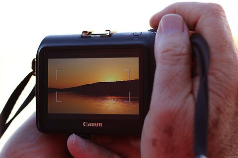 7 Easiest Digital Cameras to Use for Seniors