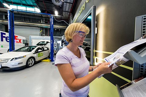 Stifel Raises its Price Target on FedEx Corporation (FDX) to $412 and Maintains a Buy Rating