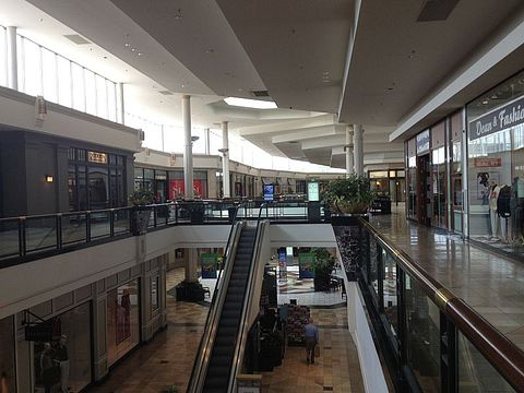 800px-King_of_Prussia_Mall_Court_second_floor_near_Bloomingdale's