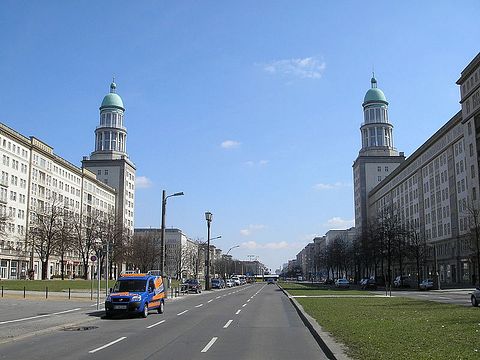 800px-Frankfurter_Tor_Westansicht_Berlin_April_2006_022