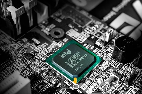 Mizuho Says Intel (INTC) Has a Cost Edge Over TSMC in the Advanced Chip Packaging Race