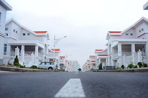 UBS Downgrades Sun Hung Kai Properties Ltd (SUHJY) Amid Valuation Concerns