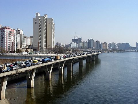 800px-Looking_east_along_the_north_bank_of_the_Han_from_Seogang_Bridge