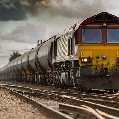 10 Best Railroad Stocks to Invest In According to Billionaires