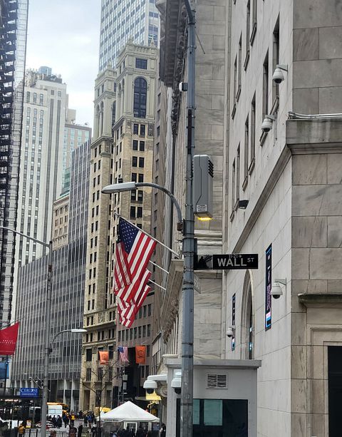 12 AI Stocks on Wall Street’s Radar Today