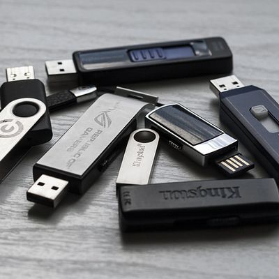 7 Best Memory Stocks to Buy According to Analysts