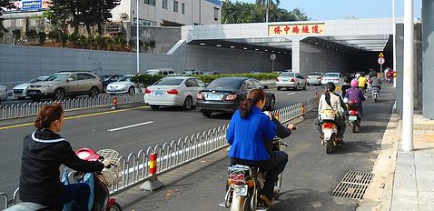 800px-Qiaozhong_Road_Tunnel_-_south_entrance_01