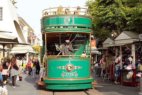 800px-THE_GROVE_Los_Angeles