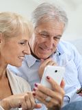 8 Easiest Smartphones To Use For Seniors and The Elderly