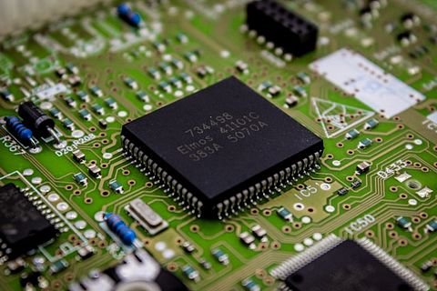 ASML Holding N.V. (ASML) Denies Selling EUV Chipmaking Tool to China Following Report of US Concern