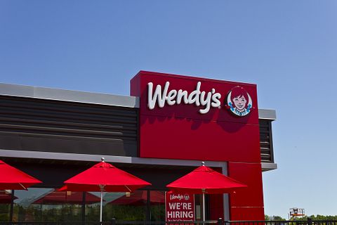 Analysts Cautious on The Wendy’s Company (WEN) Amid Cost and Margin Pressures