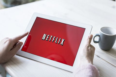 Netflix, Inc. (NFLX)’s Warner Bros. Acquisition Faces Regulatory Scrutiny Amid Mixed Analyst Outlook