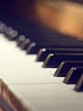 11 Beautiful Modern Piano Songs to Learn