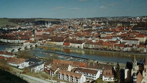 1024px-Würzburg-Blick-von-Festung