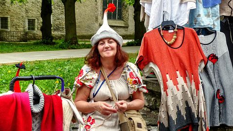 marktfrau-in-tallinn-787938_1280