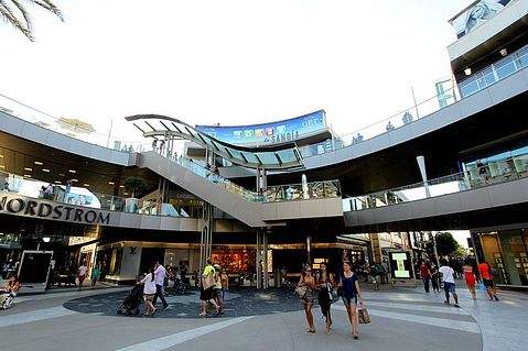 800px-Santa_Monica_Place_-_a_Shopping_Mall