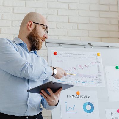 10 Best Fast Growth Stocks to Buy According to Hedge Funds