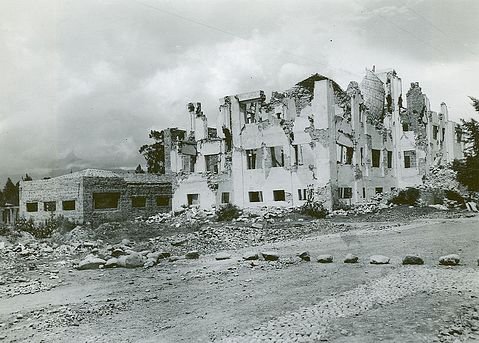 800px-Ambato_Earthquake_-_Ruined_Hospital