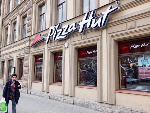 Cautiously Optimistic Analyst Sentiment on Yum! Brands (YUM) Amid Leadership Changes