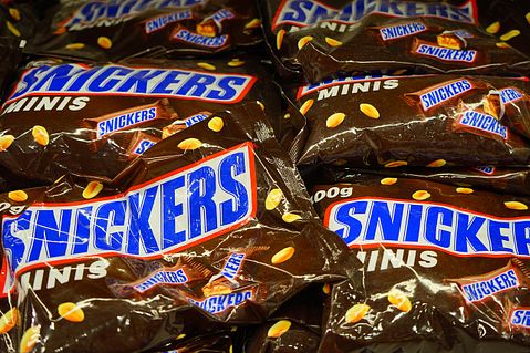 snickers-461898_1280 Top 11 Selling Chocolate Bars in the World