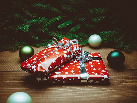 present-932219_1280 10 Countries that Spend the Most on Christmas
