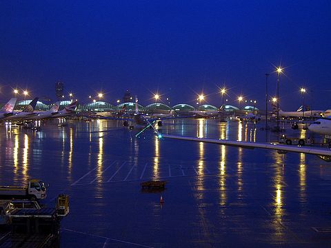 800px-Hong_Kong_International_Airport_night