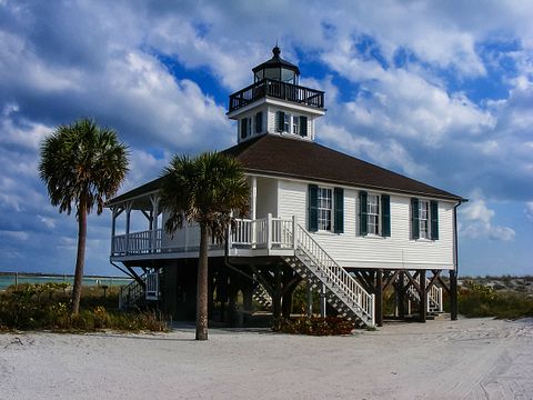 lighthouse-212427_1280