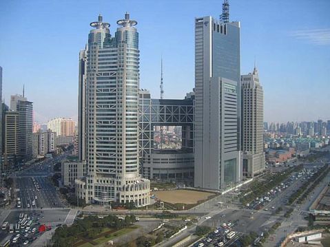 Pudong_district_roads_traffic_skyscrapers,_Shanghai