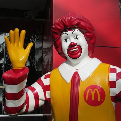 Should You Buy This Donald Trump Dividend Stock Before Earnings?