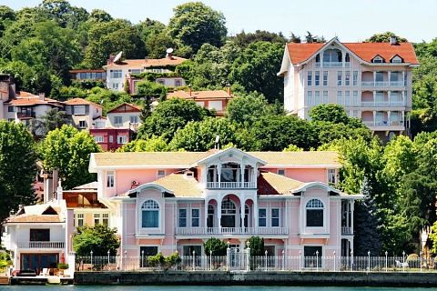 21 Best Countries to Buy Real Estate According to Reddit