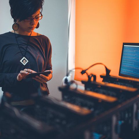 Macquarie Lowers Iren (IREN) PT to $70 While Maintaining Outperform Rating