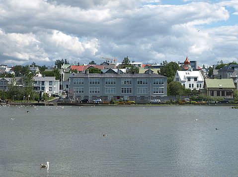 800px-Midbaejarskolinn_reykjavik_sumar