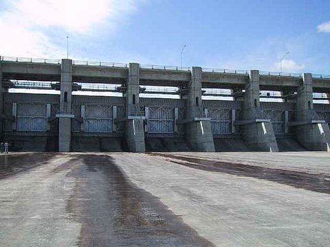 Spillway_Gates_at_Gardiner_Dam