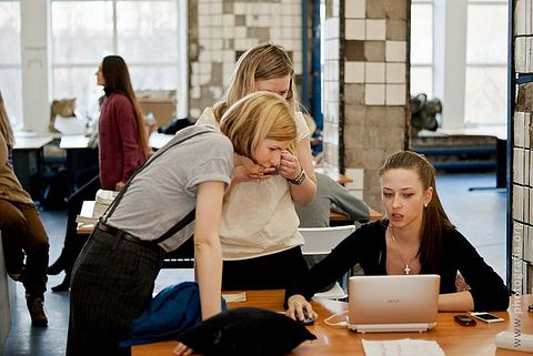 800px-Zonaspace-coworking-collaboration