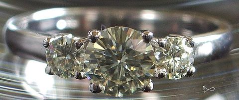 800px-Moissanite_ring