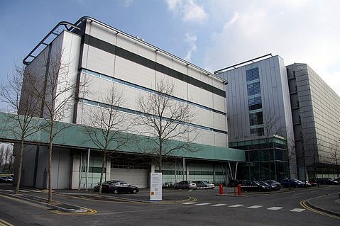 800px-Campus_of_Imperial_College_in_Hammersmith_and_Fullham,_Lodon,_spring_2013_(3)